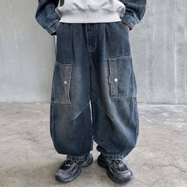 俞兆林牛仔裤 复古风方口袋设计潮裤直筒长裤时尚潮流宽松剪裁多口袋百搭