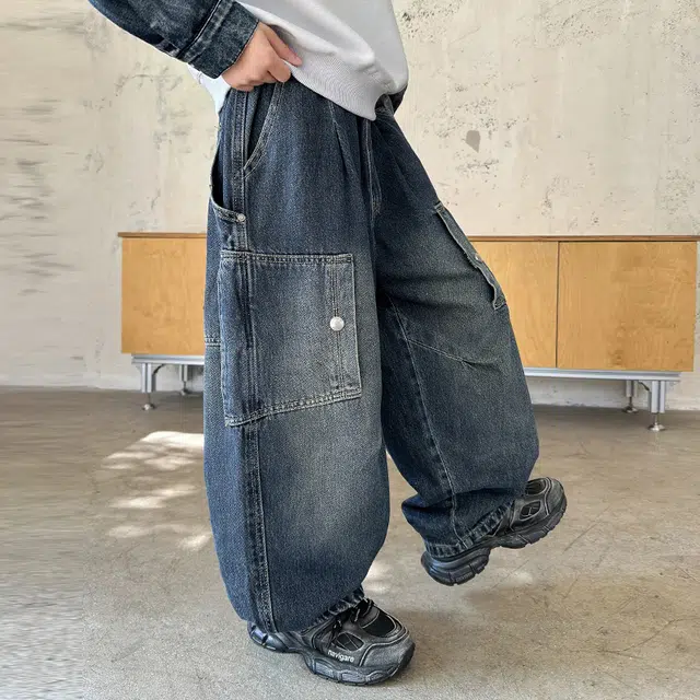 俞兆林牛仔裤 复古风方口袋设计潮裤直筒长裤时尚潮流宽松剪裁多口袋百搭