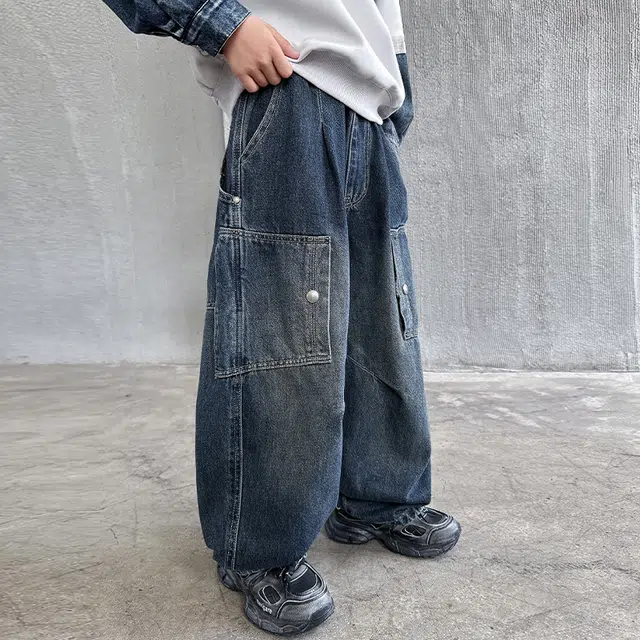 俞兆林牛仔裤 复古风方口袋设计潮裤直筒长裤时尚潮流宽松剪裁多口袋百搭