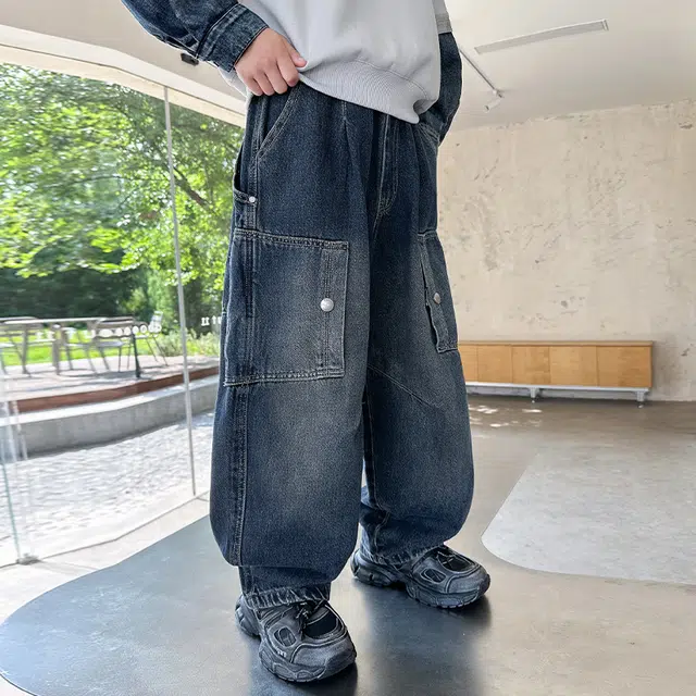 俞兆林牛仔裤 复古风方口袋设计潮裤直筒长裤时尚潮流宽松剪裁多口袋百搭