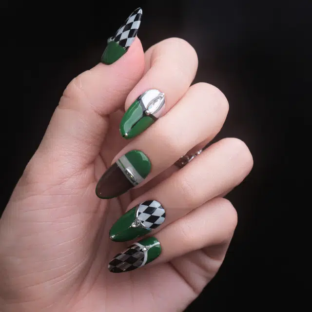 QUEENYARD Poker Face