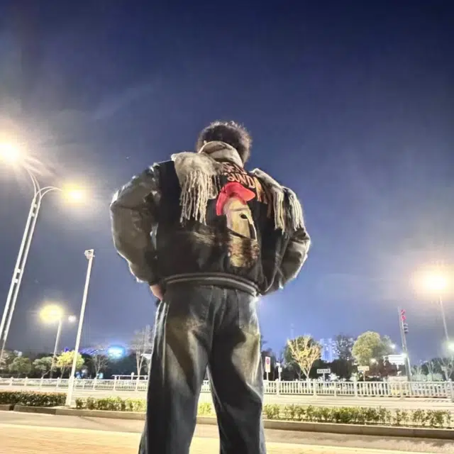 笔杏 街头潮酷风连帽夹克重工刺绣皮质拼接字母提花设计感穿搭防风保暖彰显个性潮流艺术气息浓郁日常百搭上衣 棒球服 男女同款