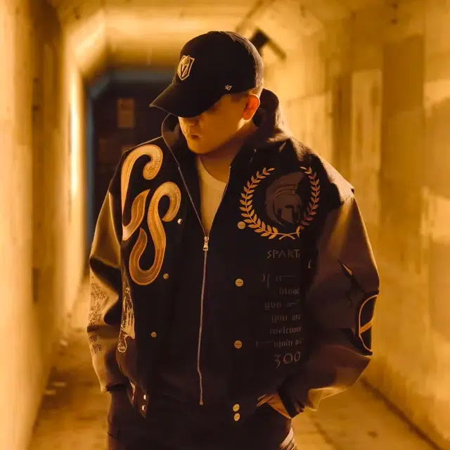 笔杏 街头潮酷风连帽夹克重工刺绣皮质拼接字母提花设计感穿搭防风保暖彰显个性潮流艺术气息浓郁日常百搭上衣 棒球服 男女同款