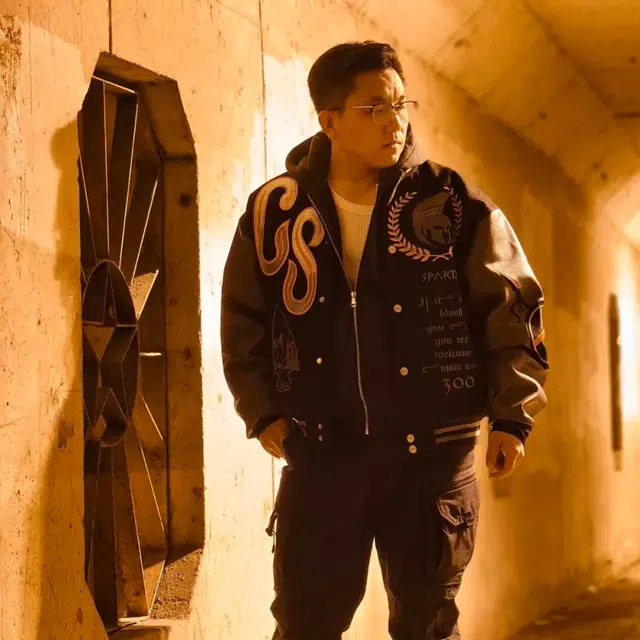 笔杏 街头潮酷风连帽夹克重工刺绣皮质拼接字母提花设计感穿搭防风保暖彰显个性潮流艺术气息浓郁日常百搭上衣 棒球服 男女同款