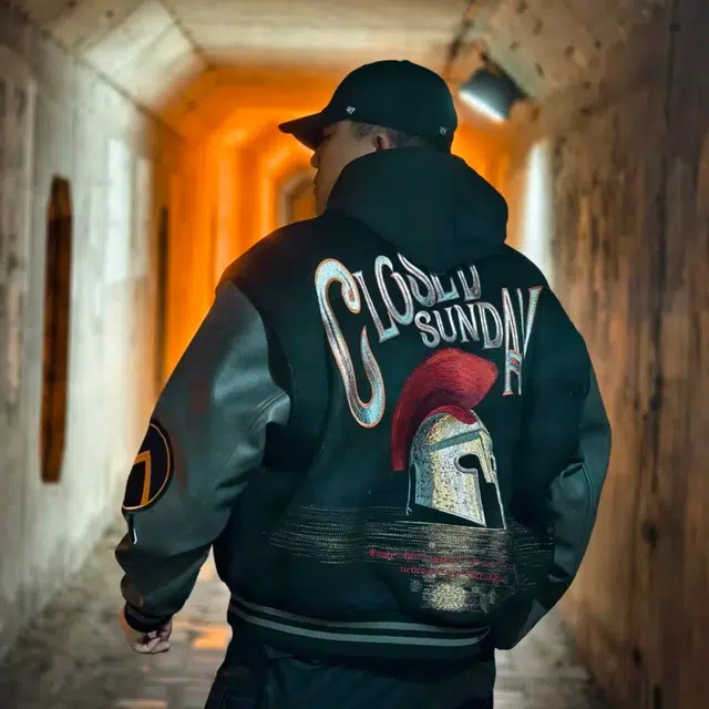 笔杏 街头潮酷风连帽夹克重工刺绣皮质拼接字母提花设计感穿搭防风保暖彰显个性潮流艺术气息浓郁日常百搭上衣 棒球服 男女同款