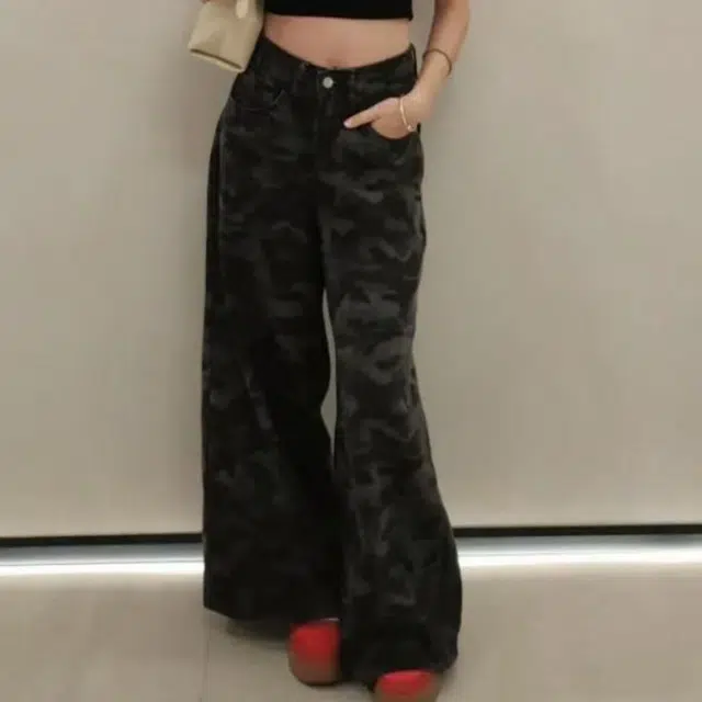 笔杏 经典迷彩印花深色系百搭高腰宽松版型显高显瘦裤腿拖地设计美式复古潮流穿搭慵懒风牛仔裤 男女同款