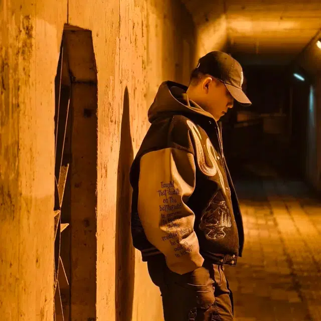 笔杏 街头潮酷风连帽夹克重工刺绣皮质拼接字母提花设计感穿搭防风保暖彰显个性潮流艺术气息浓郁日常百搭上衣 棒球服 男女同款