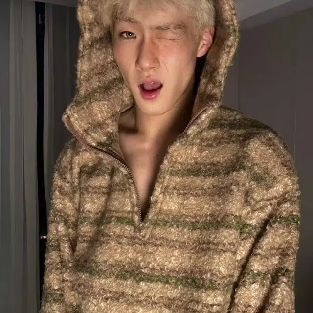 笔杏 复古做旧条纹连帽半拉链设计解锁穿搭层次感宽松上衣小众慵懒风保暖让你在与舒适中找到风格平衡针织衫 男女同款