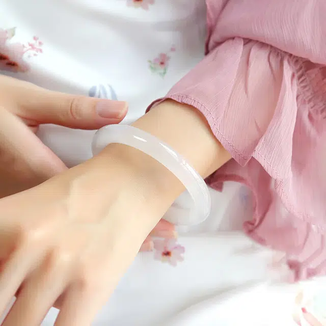 九隆古 白月光小众古色古香素圈镯子 新中式国潮古风 轻奢气质美人镯 一步一响 高级清冷感 显白水润轻奢贵妃镯 玻璃猫眼 玉石手镯 女款