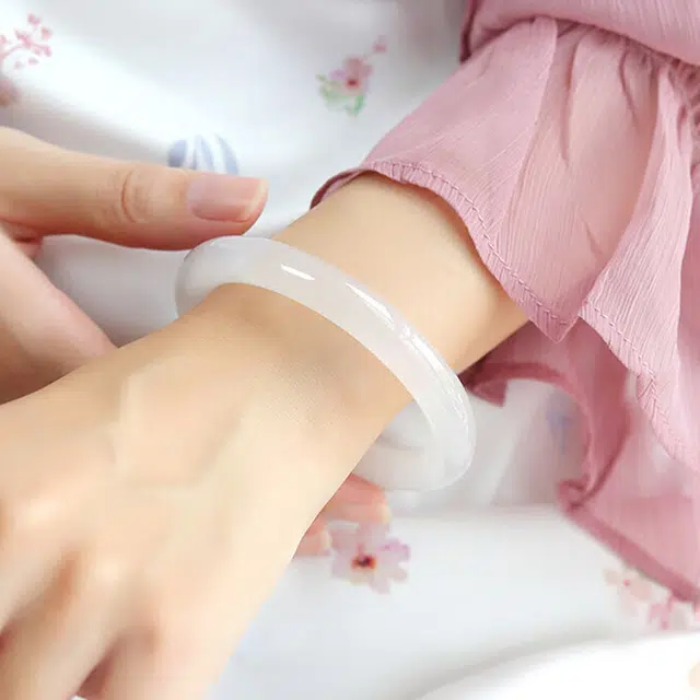 九隆古 白月光小众古色古香素圈镯子 新中式国潮古风 轻奢气质美人镯 一步一响 高级清冷感 显白水润轻奢贵妃镯 玻璃猫眼 玉石手镯 女款