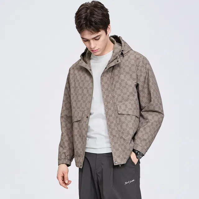 与狼共舞 潮流高街风时尚满身印花休闲户外百搭抗皱防风连帽夹克外套 男款 卡其
