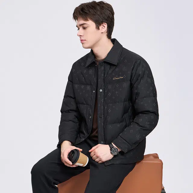 与狼共舞 潮流高街风暗纹印花时尚设计帅气穿搭抗静电舒适亲肤保暖防风挺括有型百搭休闲翻领羽绒服 男款