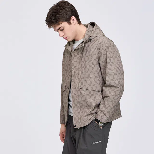 与狼共舞 潮流高街风时尚满身印花休闲户外百搭抗皱防风连帽夹克外套 男款 卡其