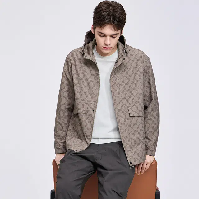 与狼共舞 潮流高街风时尚满身印花休闲户外百搭抗皱防风连帽夹克外套 男款 卡其