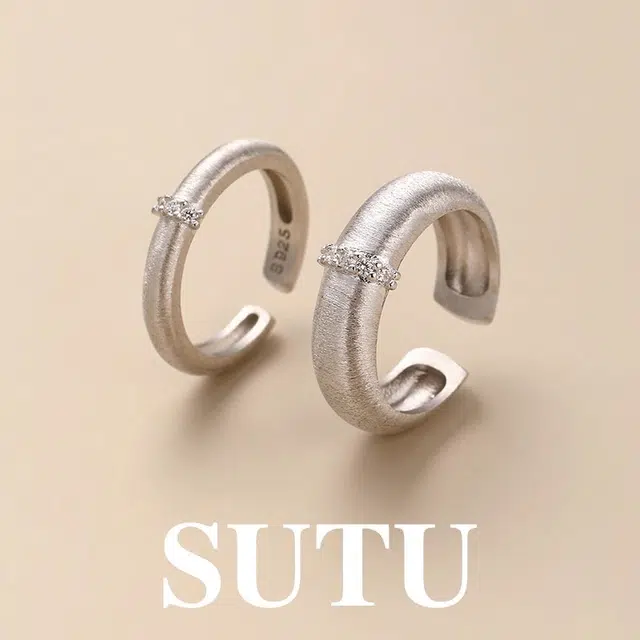925