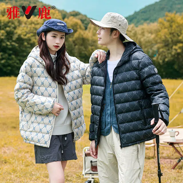 雅鹿 轻暖系列 纯色印花潮流可收纳时尚轻薄休闲短款宽松外套羽绒服 男女同款 黑色