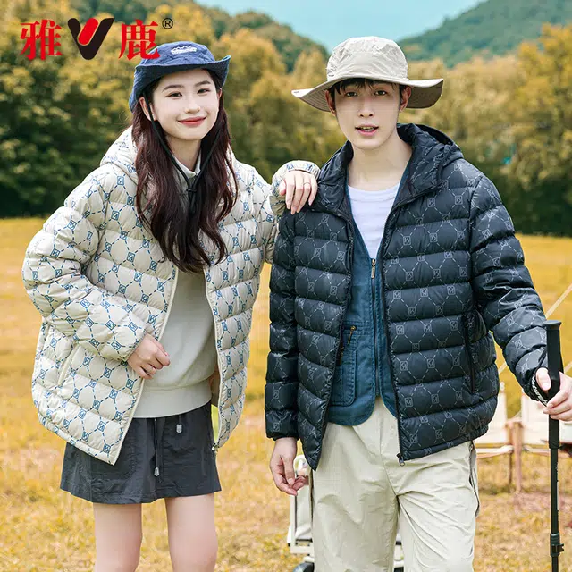 雅鹿 轻暖系列 纯色印花潮流可收纳时尚轻薄休闲短款宽松外套羽绒服 男女同款 黑色