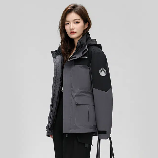 雅鹿 防风防雨户外登山服冲锋衣 女款