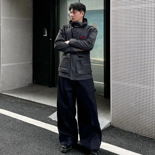 巴塞罗那足球俱乐部 运动户外经典巴萨队徽登山钓鱼防风门襟防水压胶工装大口袋拉链印花宽松百搭可脱卸连帽山系冲锋软壳外套夹克 男女同款