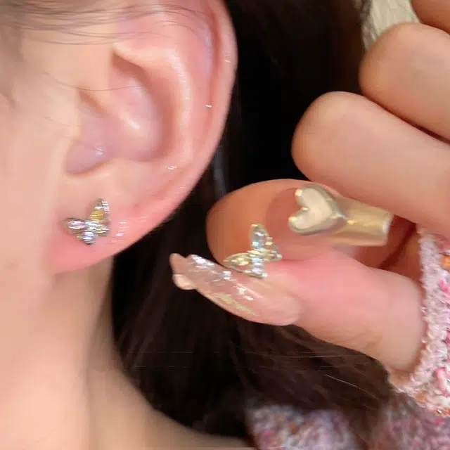 【⭐幻彩迷你蝴蝶】 攸委 甜美可爱少女心耳钉高级感耳饰 韩版时尚简约小香风#好运 合金 气质耳环小巧精致小众设计闪亮轻奢百搭 女款