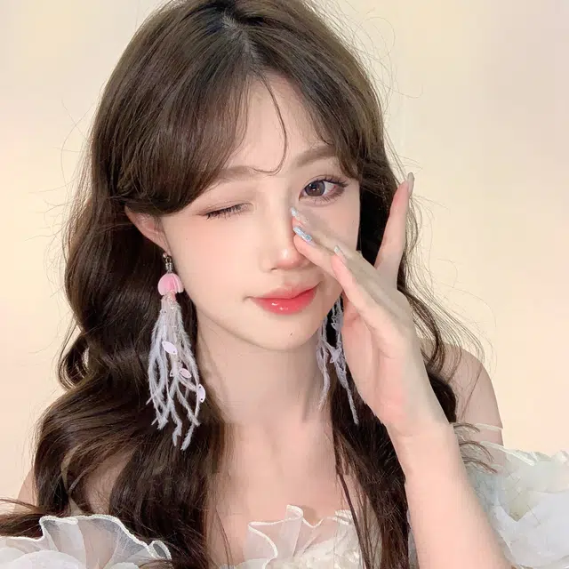 【心动于此~超仙羽毛】 攸委 彩色水母耳钉亮片流苏 甜美可爱少女心 毛绒长款耳环气质 串珠 度假风小众设计感时尚百搭精致耳饰 女款