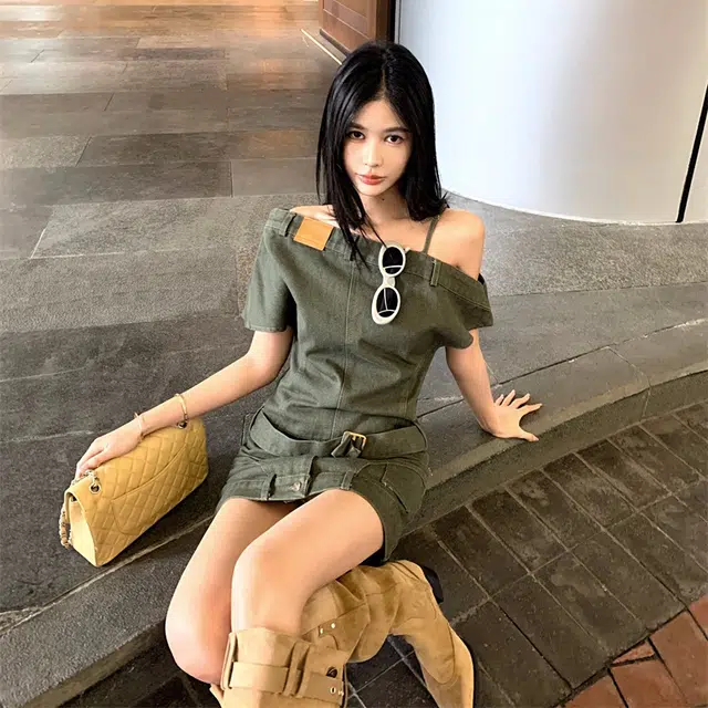水中花 韩系复古辣妹风做旧斜肩设计感收腰系带性感牛仔短裙短袖连衣裙 女款