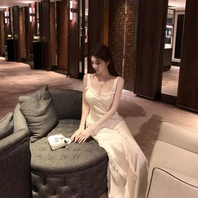 水中花 白玉兰清冷感荷叶边露背缎面斜裁气质长裙吊带连衣裙 女款