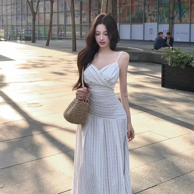 水中花 法式气质立体刺绣条纹设计感长裙显瘦时尚纯欲风吊带连衣裙 女款