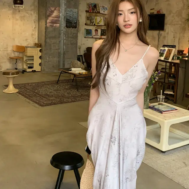 水中花 复古时尚温柔优雅气质简约舒适百搭褶皱收腰显瘦吊带连衣裙 女款