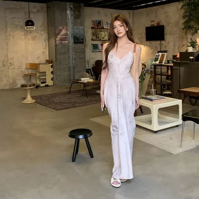 水中花 复古时尚温柔优雅气质简约舒适百搭褶皱收腰显瘦吊带连衣裙 女款