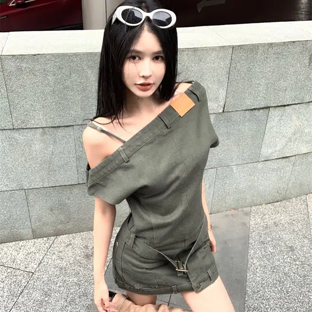 水中花 韩系复古辣妹风做旧斜肩设计感收腰系带性感牛仔短裙短袖连衣裙 女款