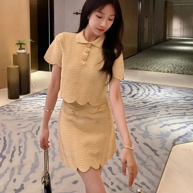 水中花 复古运动风简约休闲短袖通勤百搭时尚裙装套装 女款