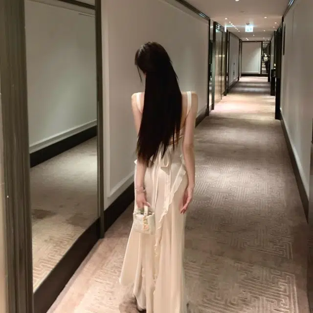水中花 白玉兰清冷感荷叶边露背缎面斜裁气质长裙吊带连衣裙 女款