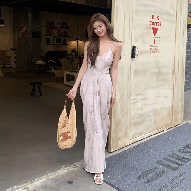 水中花 复古时尚温柔优雅气质简约舒适百搭褶皱收腰显瘦吊带连衣裙 女款