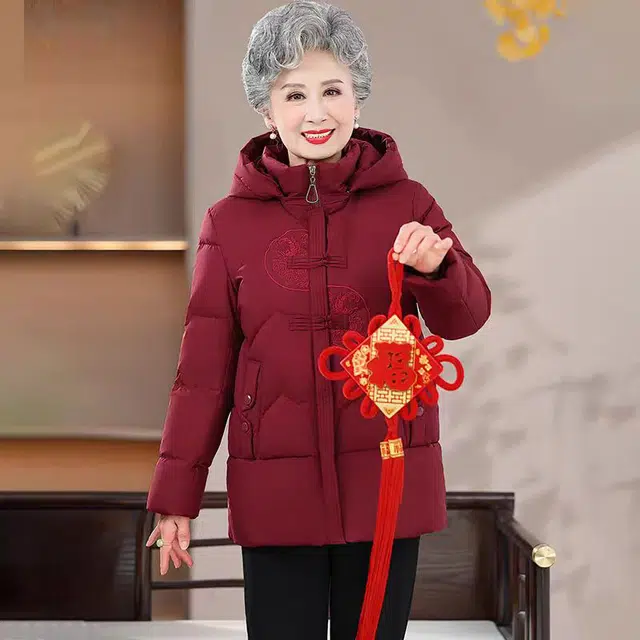 雅鹿 时尚百搭绣花中老年短款加厚可脱卸帽保暖奶奶装外套羽绒服 女款