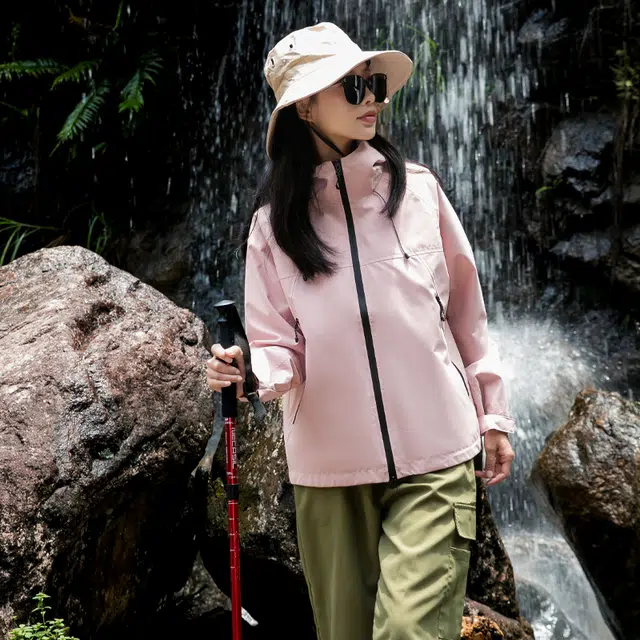 左岸 美式山系耐磨抗撕裂户外运动穿搭连帽登山徒步冲锋上衣工装大口袋机能防水防风透气纯色开衫软壳衣舒适保暖夹克 女款