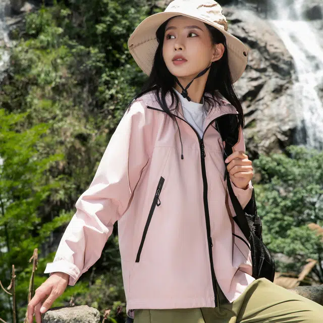 左岸 美式山系耐磨抗撕裂户外运动穿搭连帽登山徒步冲锋上衣工装大口袋机能防水防风透气纯色开衫软壳衣舒适保暖夹克 女款