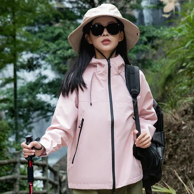 左岸 美式山系耐磨抗撕裂户外运动穿搭连帽登山徒步冲锋上衣工装大口袋机能防水防风透气纯色开衫软壳衣舒适保暖夹克 女款