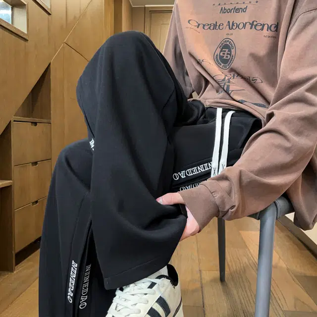 左岸 青少年港风时尚潮流百搭设计感褶皱字母绣花宽松直筒卫裤长裤柔软舒适轻便透气阔腿裤春秋季休闲裤 男款