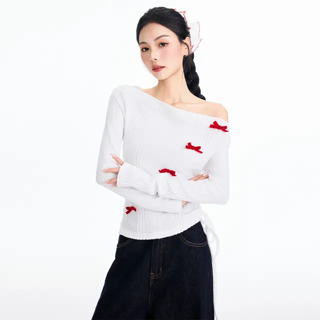 玫丝朵 韩式潮流风格时尚百搭纯色斜肩蝴蝶结露肩修身长袖针织衫 女款 白色
