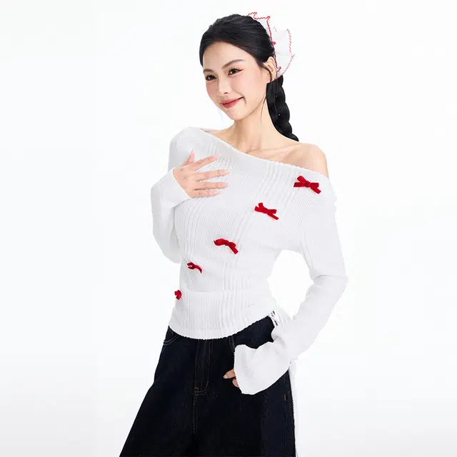 玫丝朵 韩式潮流风格时尚百搭纯色斜肩蝴蝶结露肩修身长袖针织衫 女款 白色