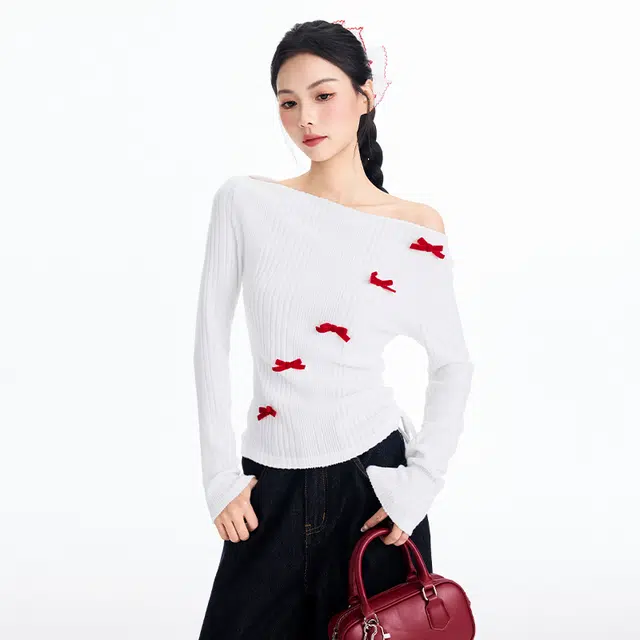 玫丝朵 韩式潮流风格时尚百搭纯色斜肩蝴蝶结露肩修身长袖针织衫 女款 白色