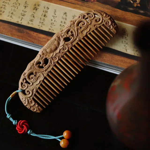 达隆 国风文玩平安纳福新中式名贵木作上岸时来运转平安纳福青莲梳 #好运金丝 楠木 木梳 男女同款情侣款