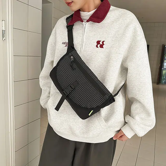 小众设计日常休闲通勤质感胸包运动出行旅行邮差包骑行包小方包 尼龙 斜挎包 男女同款情侣款 多色