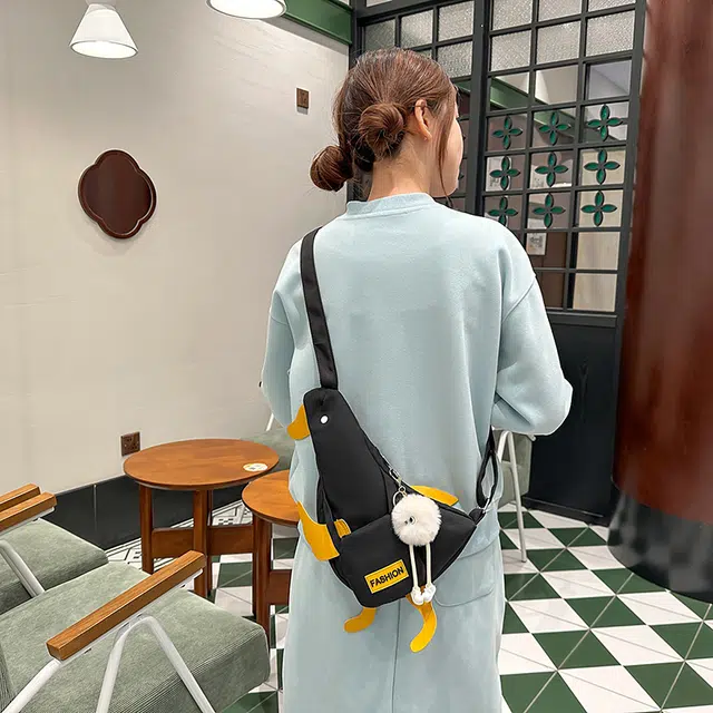 草丛喵喵喵 日系童趣小鸭子 搞怪可爱丑萌小众简约设计个性百搭 尼龙 斜挎包背包 常规 女款 白色/黑色/黄色/蓝色