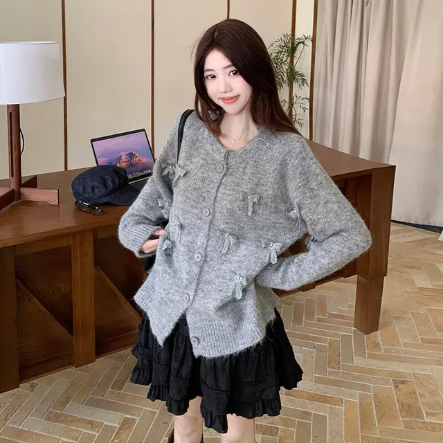 思蓓儿 别致设计感灰色蝴蝶结女秋冬大码短款圆领开衫外套针织衫 女款