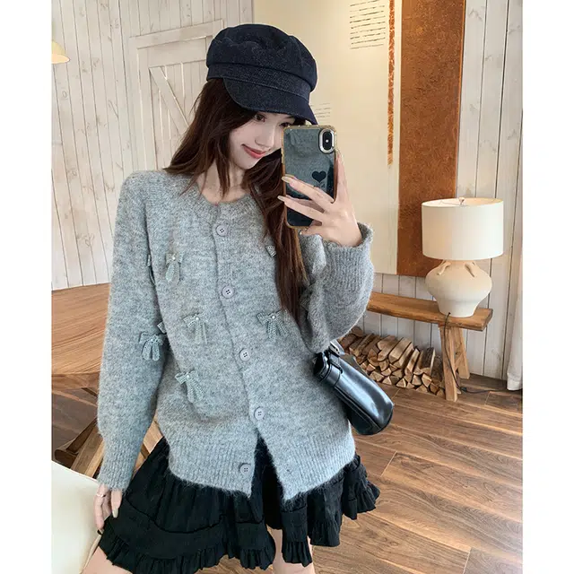 思蓓儿 别致设计感灰色蝴蝶结女秋冬大码短款圆领开衫外套针织衫 女款