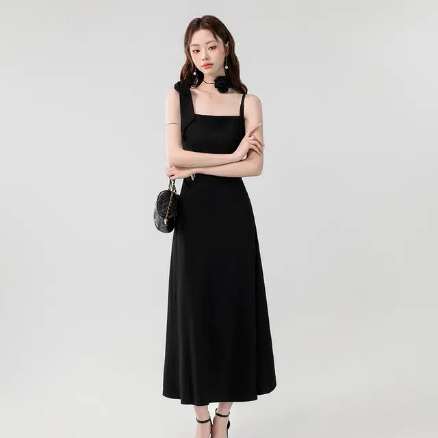 思蓓儿 法式方领蝴蝶结褶皱收腰显瘦高级感长款赫本风小黑裙吊带连衣裙 女款