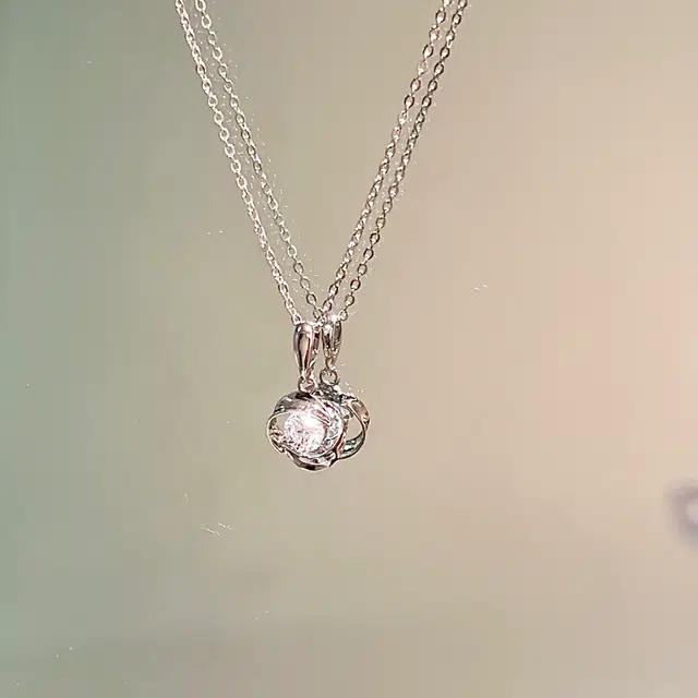 【 999足银 福韵金 】六桂福珠宝 莫比乌斯 一见钟情白玫瑰轻奢浪漫四叶草幸运吊坠表白告白小众设计简约百搭锁骨链 纯银 礼盒装项链 女款
