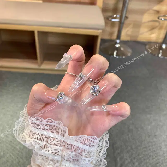 爱鼎琪 融雪之时显白高级冰透猫眼蓝  穿戴甲 长款裸色渐变